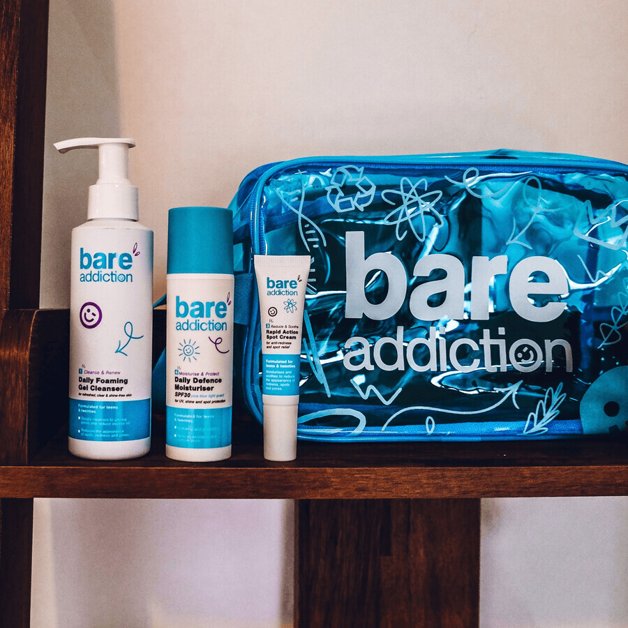 Bare Addiction Necessity Set, un conjunto de productos y accesorios en un neceser de maquillaje