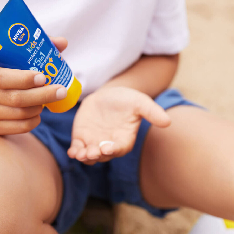 Nivea Sun Kids Protect & Care set, loción solar protectora para niños 5en1, FPS 50+, 50 ml +v crema antiedad de alta protección, FPS 50, 50 ml + toalla de playa gratis