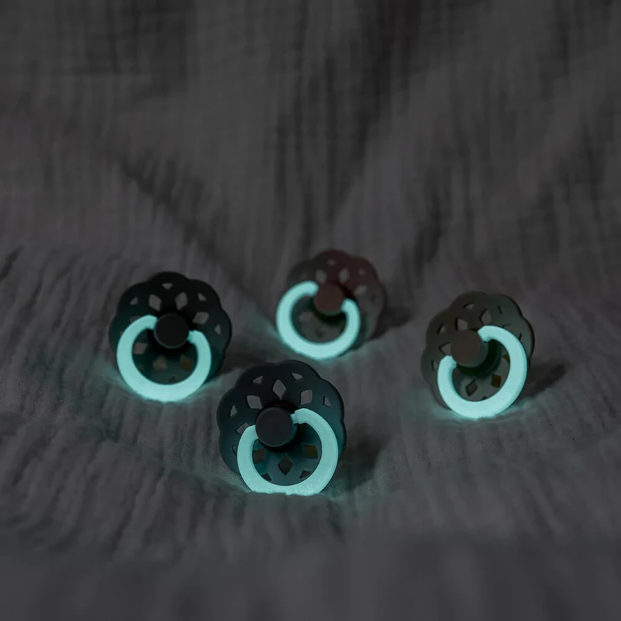 Babero Boheme Night Glow, tetina, goma, redondo, brilla en la oscuridad, talla 2, Sage & Cloud, a partir de 6 meses, 2 piezas