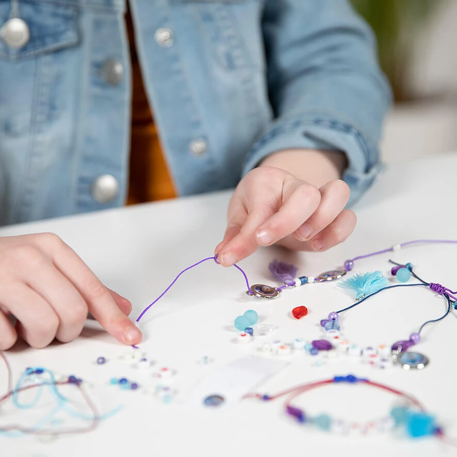 Set creativ DIY Bratari cu litere Disney Frozen