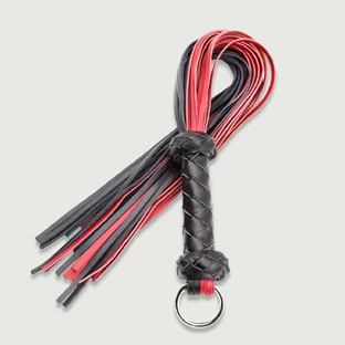 Flogger din piele cu dungi roșii și negre și inel metalic - roșu/negru