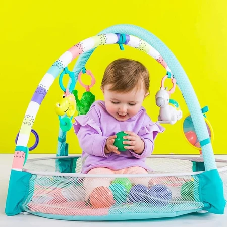 Bright Starts Palestrina 4-in-1-Multifunktionsspielzeug mit Musik, 5 Spielzeugen, einem Stützkissen und Bällen