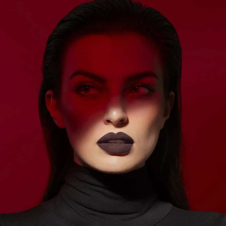 Deborah Milano Red Mat – ruj mat cu finisaj catifelat nr. 2, maro închis
