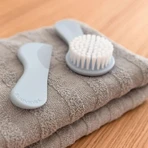 Set Suavinex cu perie și pieptene, de culoare albastru deschis