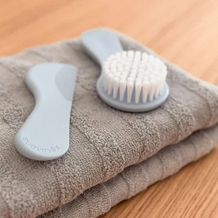Set Suavinex cu perie și pieptene, de culoare albastru deschis