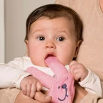 Mam Oral Care Rabbit – mănușă pentru igiena orală a bebelușului, culoare quartz rose